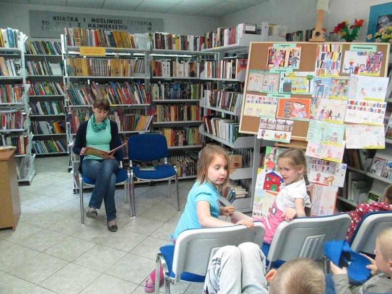 Akcja czytania bajek w poddębickiej bibliotece powiatowej