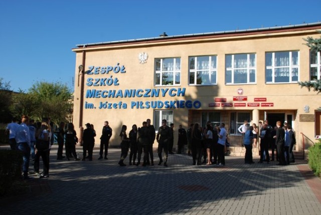 Uczniowie Zespołu Szkół Mechanicznych w Radziejowie zbierają się przed szkoła, skąd przemaszerowali na radziejowski Rynek. Tu, pod pomnikiem,  odbył się wiec w 77 rocznicę wybuchu II wojny