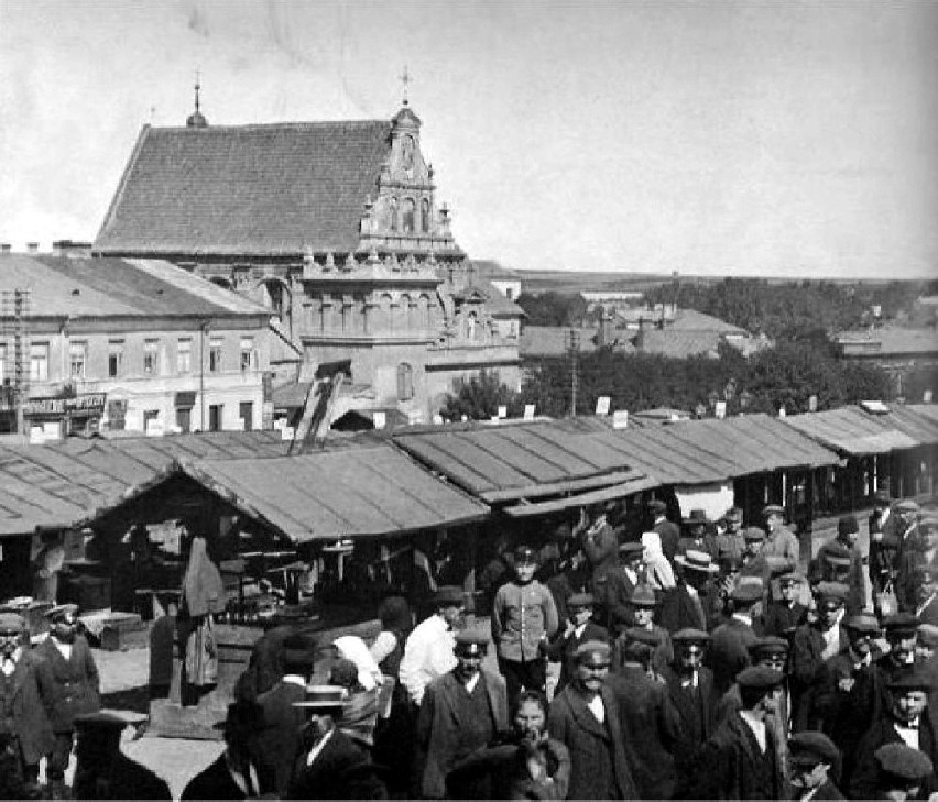 Lata 1920-1935, targ na placu przy ulicy Świętoduskiej. W...