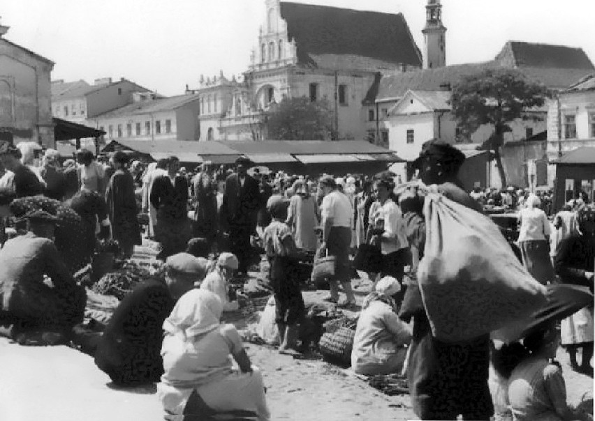 Lata 1920-1935 , targ na placu przy ulicy Świętoduskiej. U...