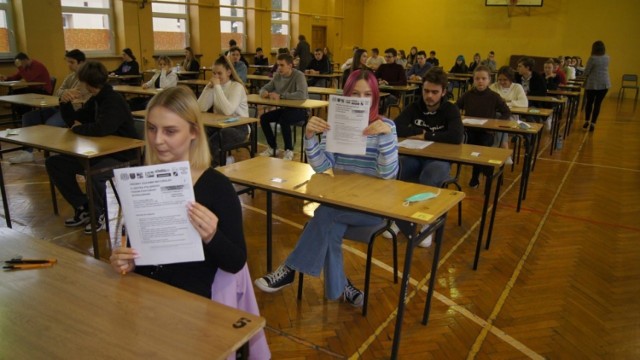 Uczniowie z Liceum Ogólnokształcącego w Kazimierzy Wielkiej z zaciekawieniem śledzili tematy wypracowań i testy do rozwiązania.