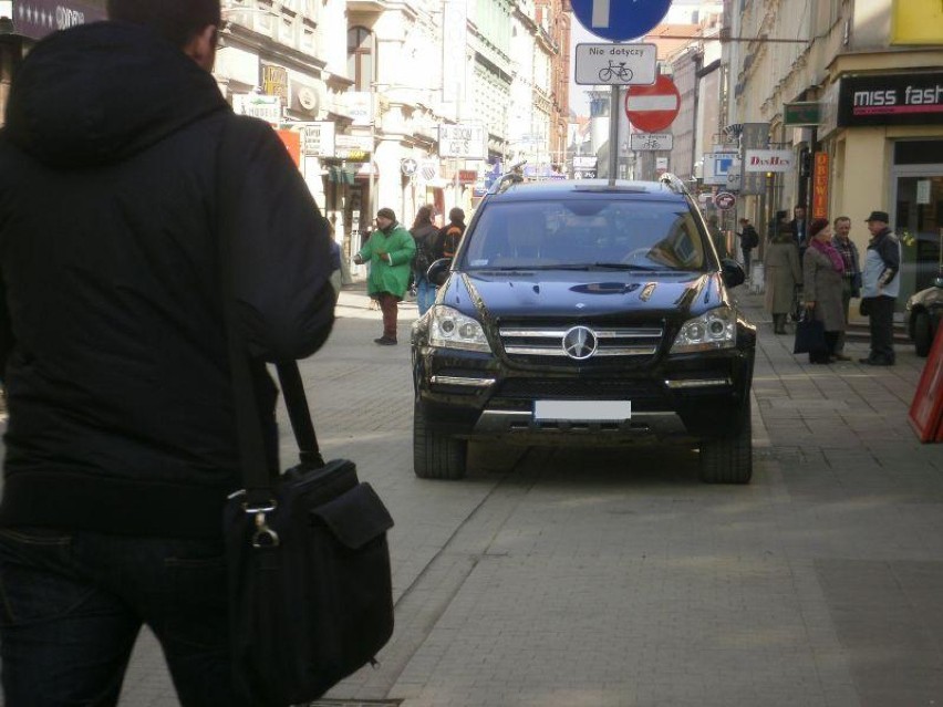 Samochody zaparkowane na ul. Półwiejskiej można spotkać o każdej porze dnia.