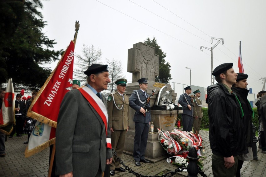 3 maja Jastrzębie: Jastrzębianie złożyli wiązanki kwiatów pod pomnikiem w Bziu. FOTO