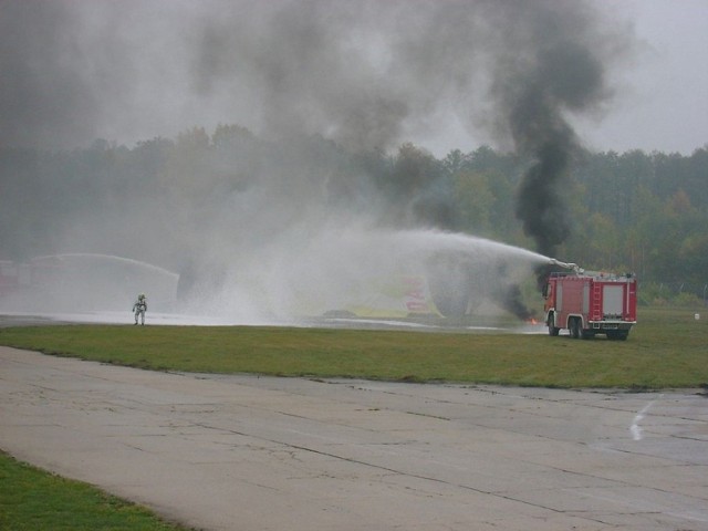 Pierwsza na miejscu zdarzenia pojawia się Lotniskowa Straż Pożarna.