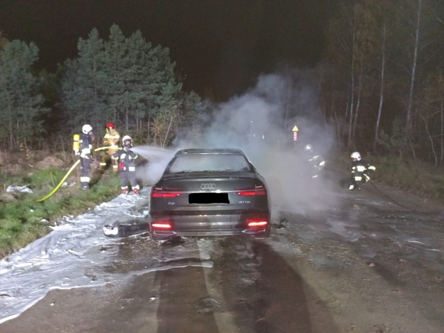 Samochód spłonął w nocy na polnej drodze. Wcześniej został skradziony