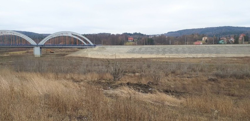 Oczyszczenie dna i brzegów zbiornika