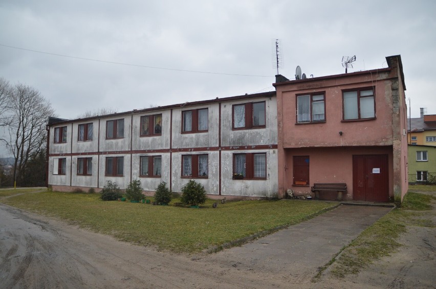 Rodziny z Koszalińskiej 8 w Miastku mają problem. Nikt nie przyznaje się do budynku, ale o eksmisję wystąpił urząd