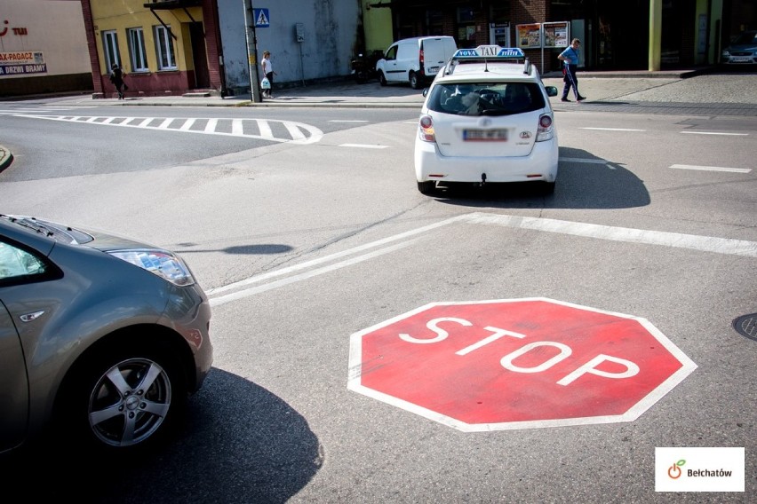 Bełchatów: Namalowane znaki STOP zwiększą bezpieczeństwo kierowców?