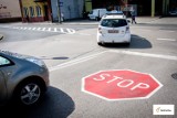 Bełchatów: Namalowane znaki STOP zwiększą bezpieczeństwo kierowców?