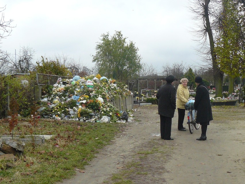 Krotoszyn - Śmieci na cmentarzu
