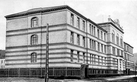 W latach 1905-1907 muzem mieściło się w dwóch salach Szkoły Powszechnej nr 4 przy ul. Ziemowita. Fot. archiwum muzeum
