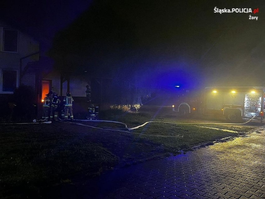 Policjantom z Żor udało się uratować z płonącego pustostanu...