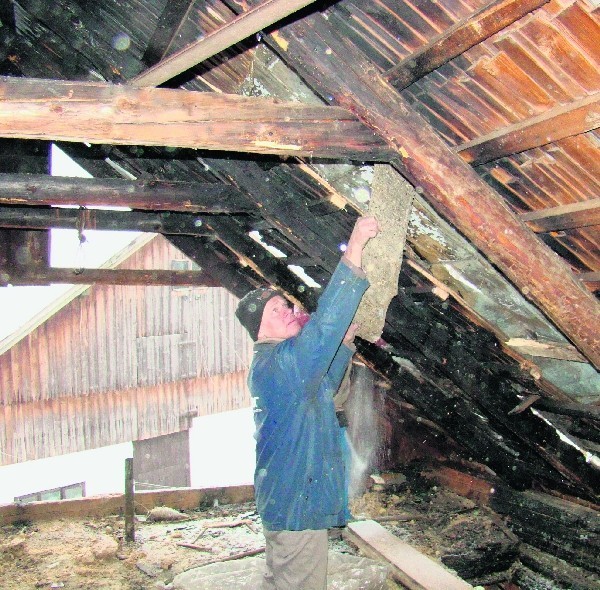 Leszek Faliński prowizorycznie łata dach po pożarze