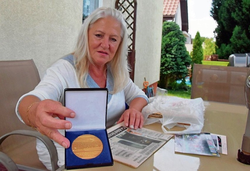 Pani Wiesława z medalem, jaki dostała w nagrodę za lata...