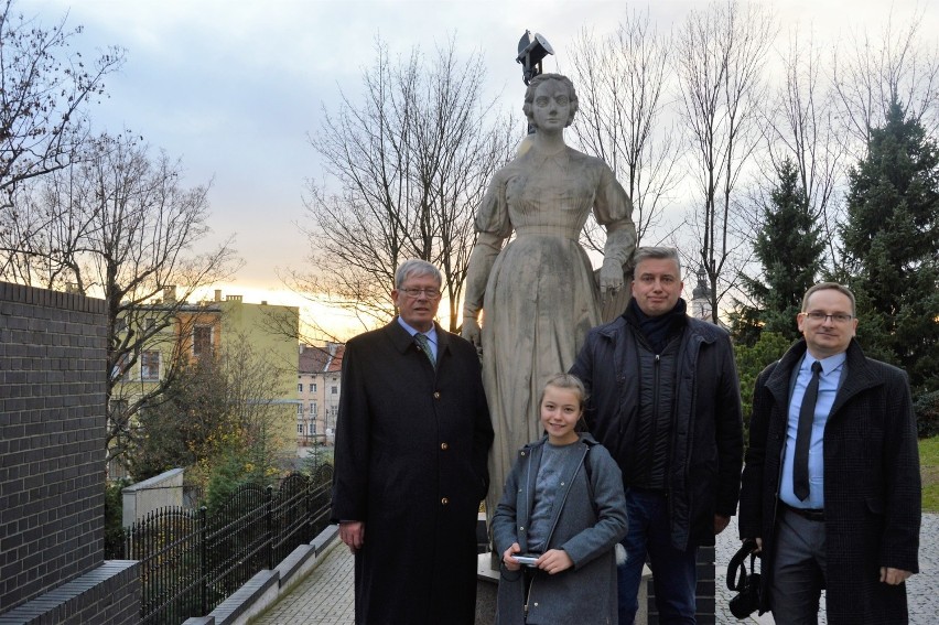 Posąg Joanny Gryzik otaczają: hrabia Hans Ulrich...