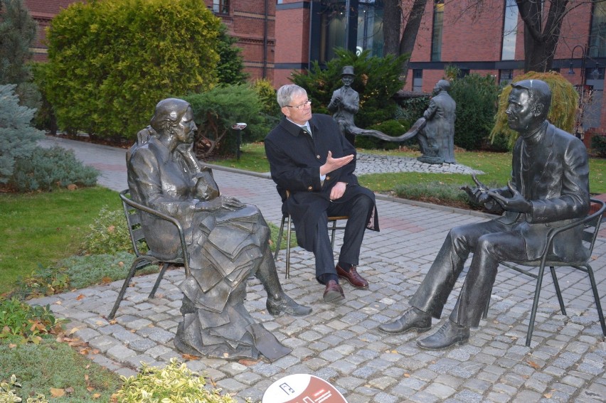 Posąg Joanny Gryzik otaczają: hrabia Hans Ulrich...