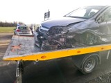 Opel, porsche, skoda i ciężarowe renault zderzyły się na głównej drodze w Starych Siołkowicach pod Opolem [ZDJĘCIA]