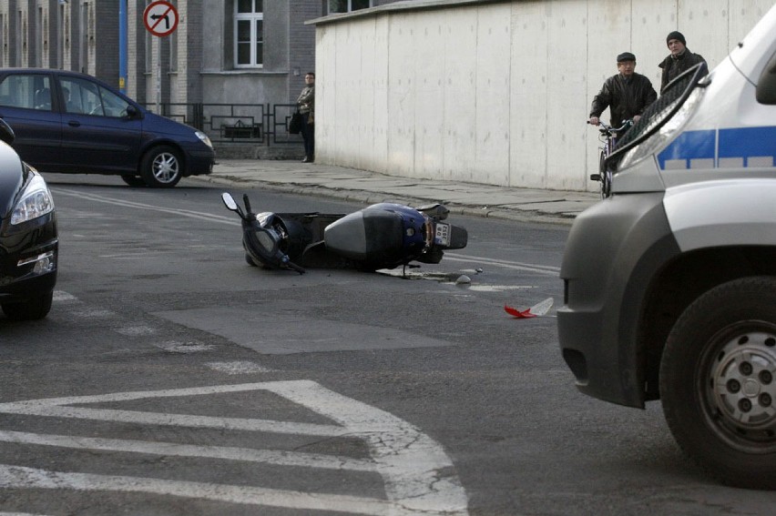 Ranny motocyklista w Legnicy (ZDJĘCIA)