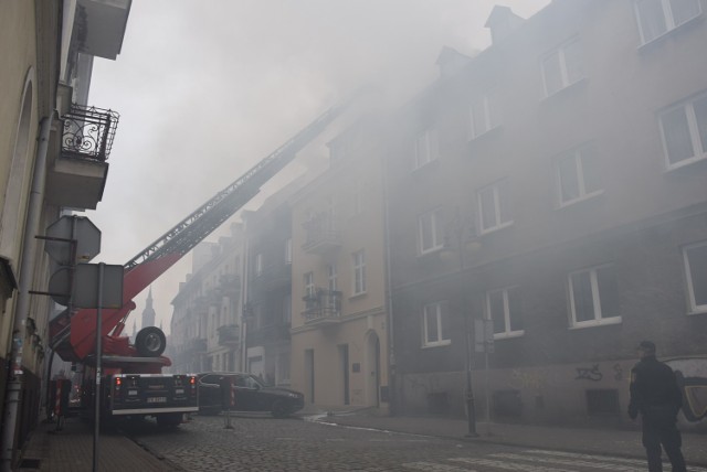 Pożar poddasza kamienicy przy ulicy Targowej w Kaliszu. Do zdarzenia doszło w środę po godzinie 11. W akcji uczestniczyło kilka zastępów strażackich. Z budynku ewakuowano lokatorów.

Zobacz więcej:Pożar poddasza kamienicy przy ulicy Targowej w Kaliszu [FOTO, WIDEO]