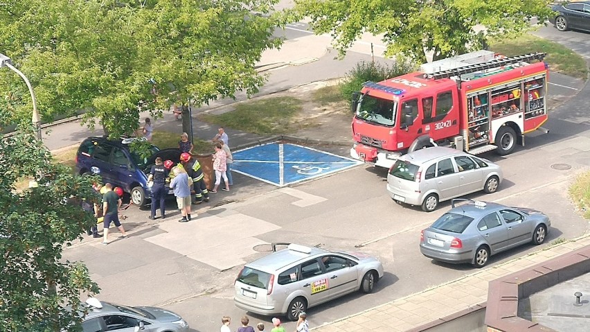 W Bydgoszczy strażacy wydostali kota z samochodu. "Był między silnikiem a karoserią"