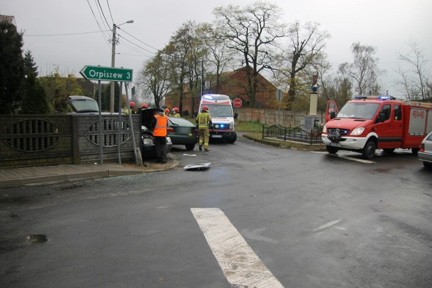 AKTUALIZACJA: Zderzenie dwóch osobówek w Świnkowie. Jedna osoba zabrana do szpitala [ZDJĘCIA]