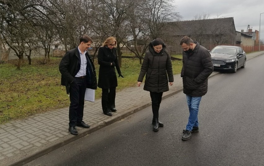 Władze powiatu oglądają drogi. Lustracja powiatowych dróg na terenie gmin Gidle oraz Lgota Wielka