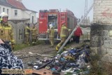 Pożar śmieci w budynku gospodarczym w Kluczborku. Na miejsce zadysponowano 4 jednostki straży pożarnej