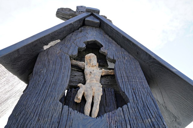 Trzystuletni drewniany krzyż z Dominikowic postawiony w miejscu cmentarza cholerycznego został odnowiony dzięki wsparciu z programu Małopolskie Kapliczki