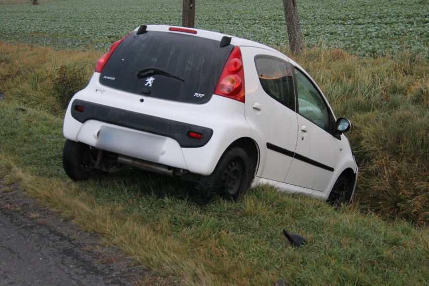 Wypadek na DK 15 pod Koźminem Wlkp. 20-latek nie ustąpił pierwszeństwa. Dwie osoby trafiły do szpitali [ZDJĘCIA]