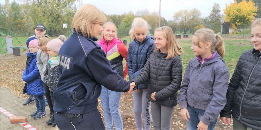 Piątoklasiści z SP w Laskownicy stanęli do egzaminu na kartę...