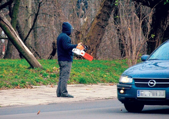 Handlarz oszust zachęca kierowców do kupna piły