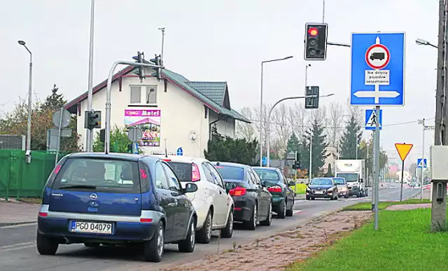 Sygnalizacja na skrzyżowaniu obwodnicy z Nową i Drzymały według kierowców powinna zostać wyregulowana. Sprawie ma przyjrzeć się Wielkopolski Zarząd Dróg Wojewódzkich