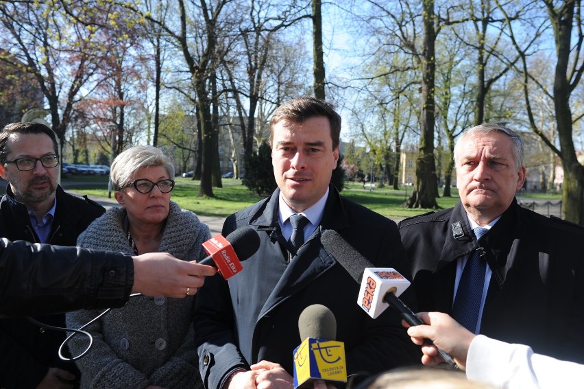 Briefing Koalicji Europejskiej w parku na placu Kościuszki w Lesznie