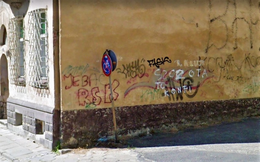 Nysa w Google Street View. Ul. Grodzka - Bazgroły na ścianie...