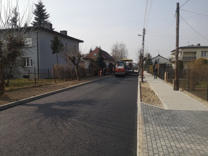 Na przebudowywaną ul. Mickiewicza wylano pierwszą warstwę asfaltu. Pierwszy asfalt na ul. Mickiewicza