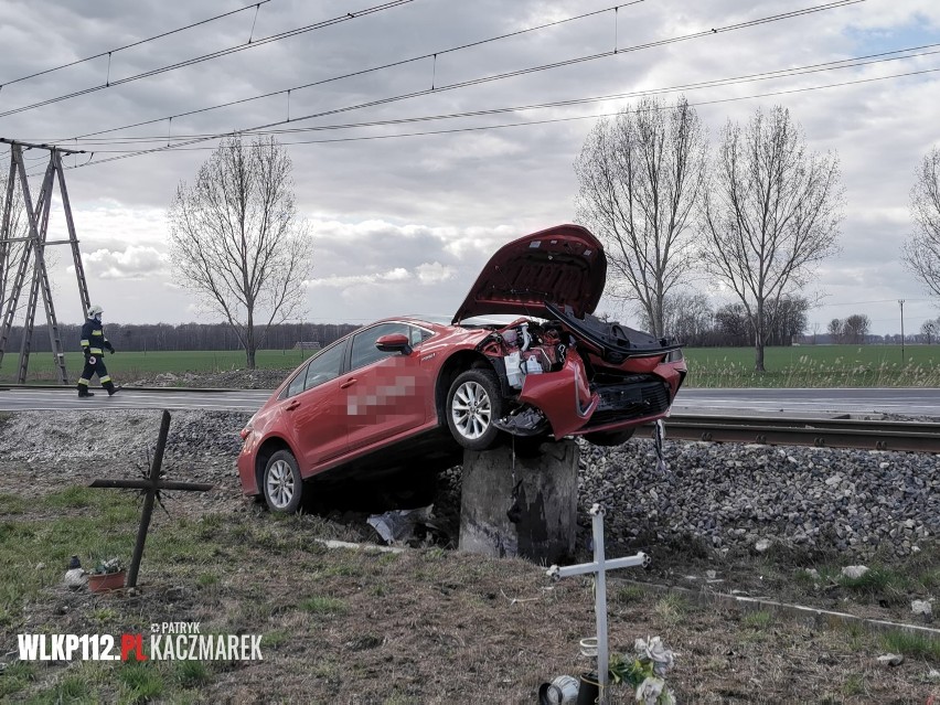 PILNE! Samochód wjechał pod pociąg pod Wojnowicami [FOTO]