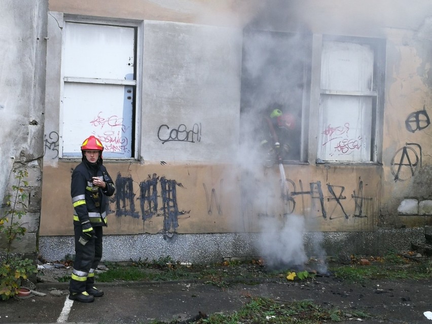 Pożar budynku przy ul. Dąbrowskiego w Toruniu [ZDJĘCIA]