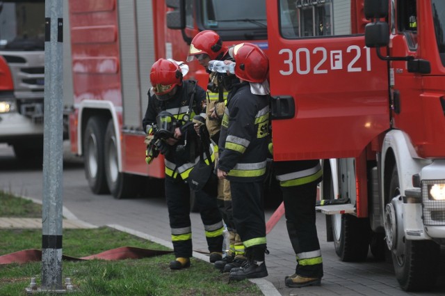 Niezidentyfikowaną substancję chemiczną znaleziono w sześciopiętrowym bloku.