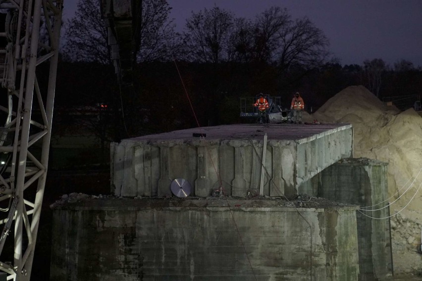 Mostowe przęsła demontowano także w nocy (21.11.2020).