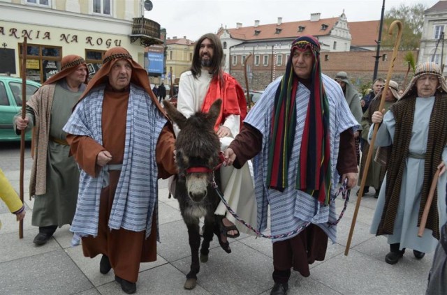 Tradycyjnie jak co roku przy klasztorze oo. Bernardynów odbędzie się inscenizacja nawiązująca do  wjazdu Jezusa na osiołku do Jerozolimy.