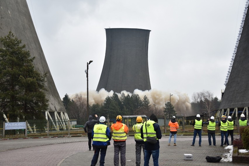 Trzebinia. Potężna eksplozja i 90-metrowa chłodnia kominowa Elektrowni Siersza została zrównana z ziemią [ZDJĘCIA, WIDEO]