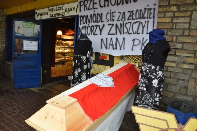 W czerwcu kierowcy częstochowskiego PKS-u urządzili symboliczny pogrzeb przedsiębiorstwa