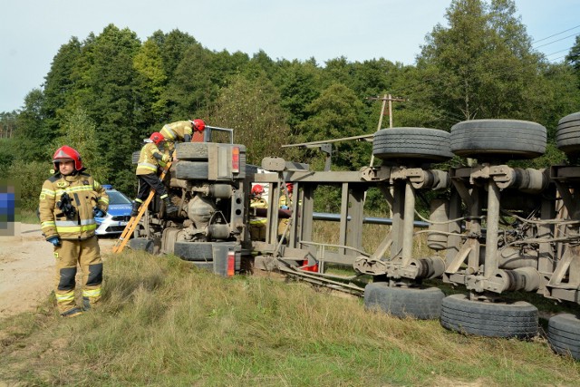 W Lutowie na polnej drodze podczas rozładunku kruszywa przewróciła się ciężarówka