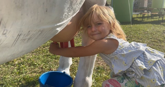 Pięcioletnia Gosia Moroń z Sękowej to najmłodsza uczestniczka III Mistrzostw Powiatu Gorlickiego w Dojeniu Sztucznej Krowy. Już na starcie dziewczynka pochwaliła się, że jej rodzice hodują krowy i ona umie je doić. Nie skłamała, bo w minutę udało się udoić pół litra mleka