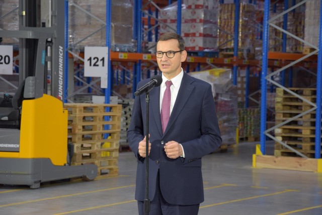 Premier Mateusz Morawiecki w nowym centrum dystrybucyjnym Dino w gminie Ujazd.