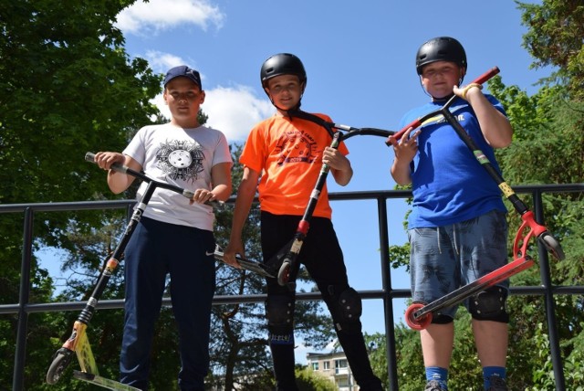 Damian, Milan i Bartek cieszą się, że po dłuższej przerwie znów mogą wrócić do swojej pasji - jazdy na hulajnogach w skate parku w Zielonej Górze