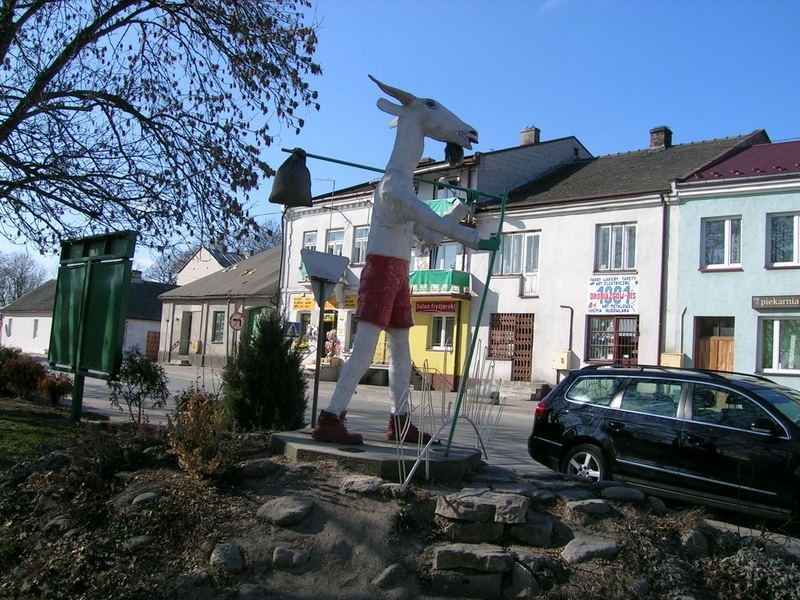 Na Rynku znajdują się trzy pomniki Koziołka.