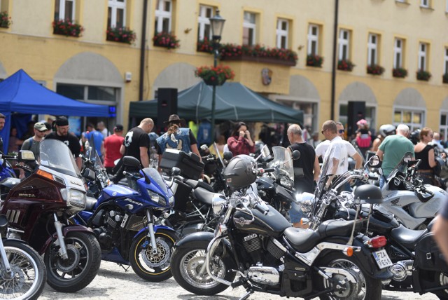 V Charytatywny Zlot Motocyklowy w Żarach. Tłumy w Rynku ratusza.