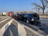 Wypadek na obwodnicy Opola. Zderzyło się pięć samochodów, dwie osoby są poszkodowane, w tym dziecko