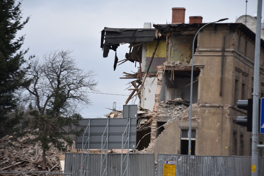 Trwa wyburzanie budynku przy ul. II Armii 2 w wałbrzyskim...